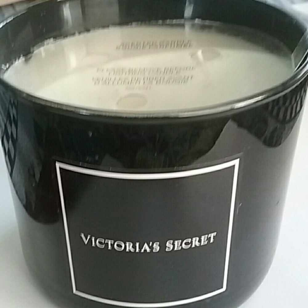 Victoria's Secret Bombshell Candle 14.5 OZ *HTF*